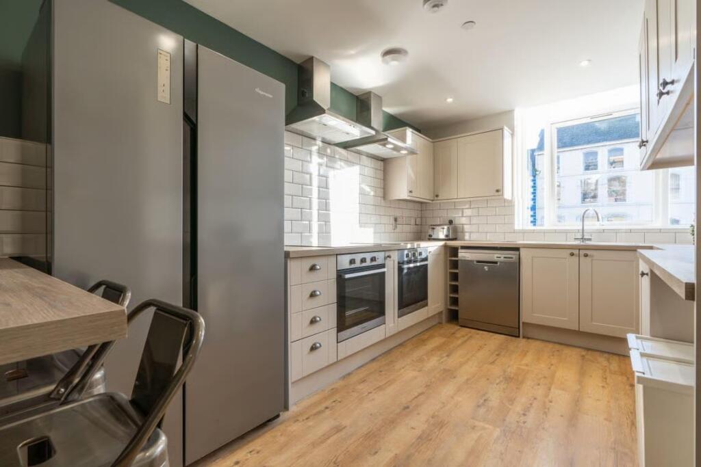 7 bed Detached for rent in Swansea. From Keylet - Cathays