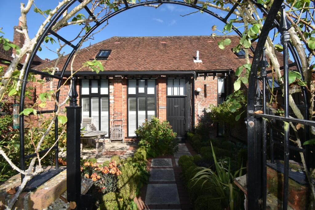 2 bed Barn Conversion for rent in Titchfield. From Brook Independent Residential Lettings - Park Gate