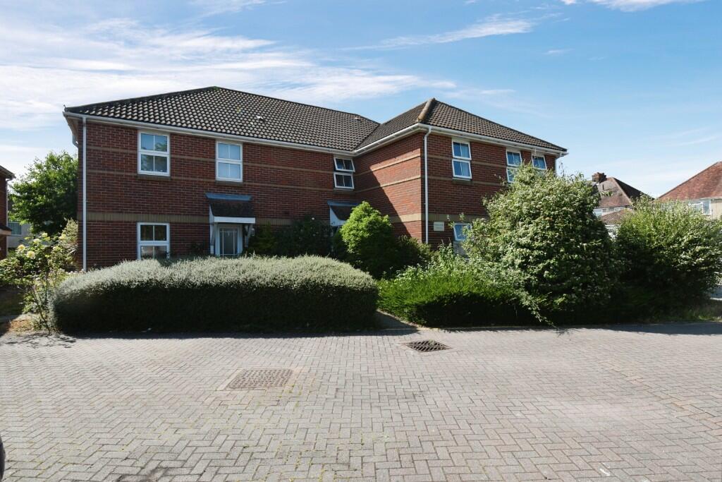 1 bed Apartment for rent in Hamble-le-Rice. From Brook Independent Residential Lettings - Park Gate