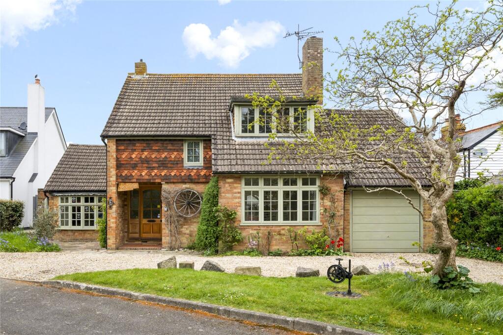 3 bed Detached for rent in Downside. From APW Lettings - Cobham 3 bed Detached for rent in Downside. From APW Lettings - Cobham