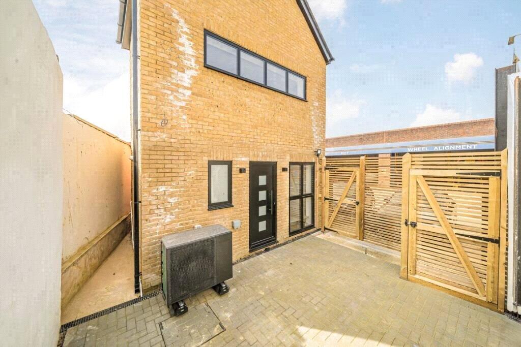 2 bed Detached for rent in Surbiton. From APW Lettings - Cobham