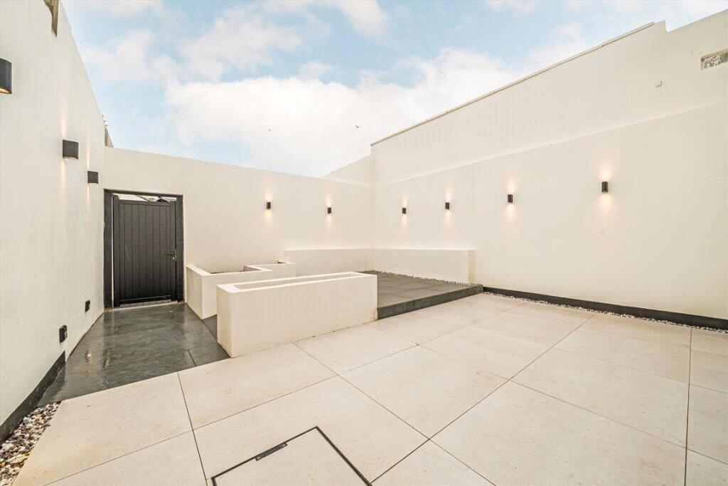 3 bed 1st Floor Flat for rent in Surbiton. From APW Lettings - Cobham