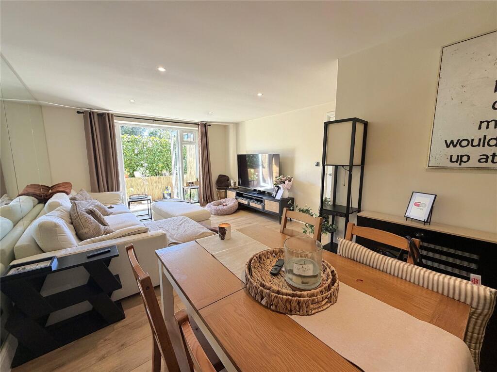 2 bed 1st Floor Flat for rent in Downside. From APW Lettings - Cobham