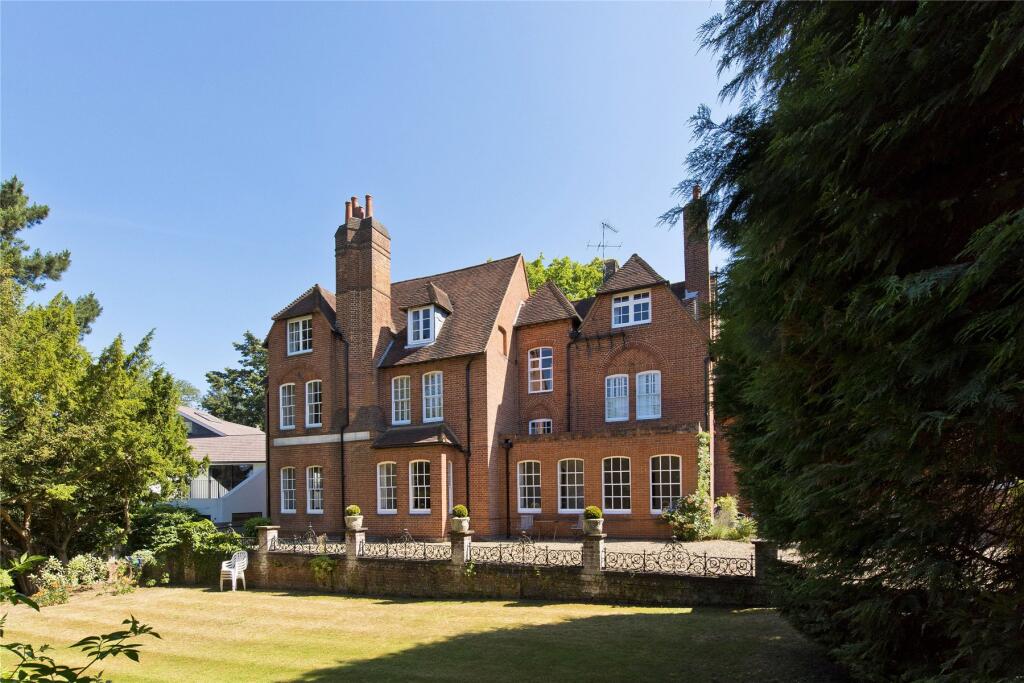 3 bed 1st Floor Flat for rent in Stoke D'Abernon. From APW Lettings - Cobham 3 bed 1st Floor Flat for rent in Stoke D'Abernon. From APW Lettings - Cobham