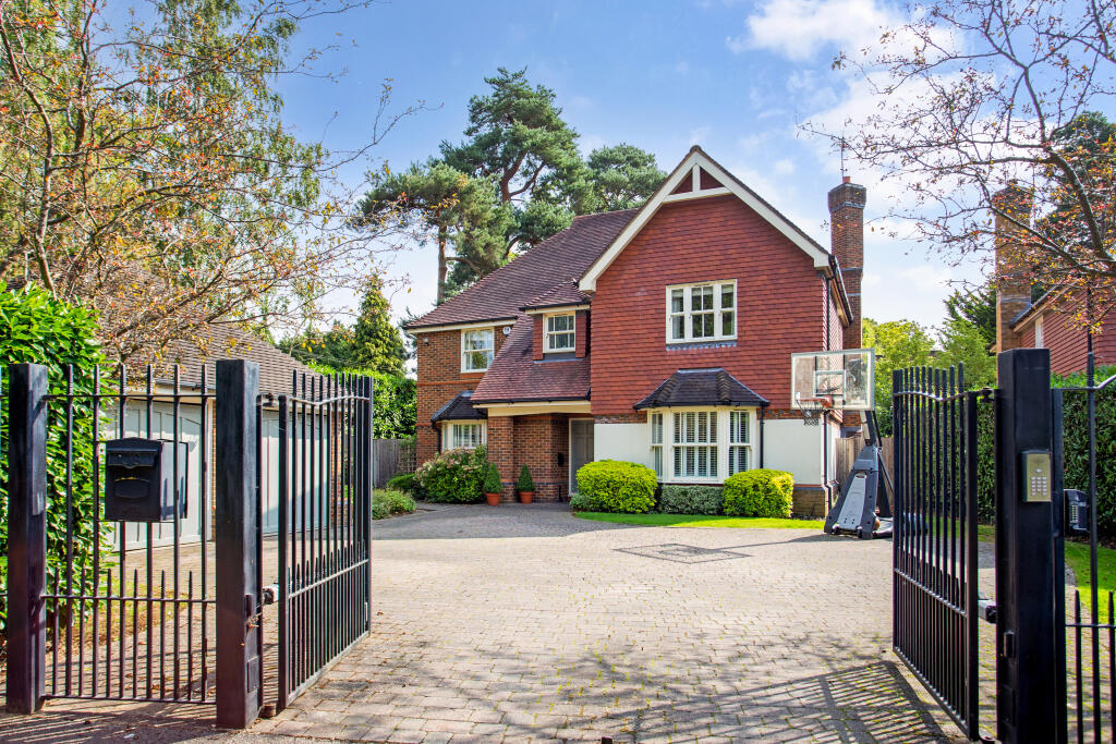 5 bed Detached for rent in Stoke D'Abernon. From APW Lettings - Cobham