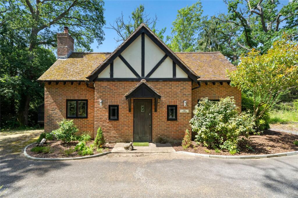 2 bed Detached for rent in Hatchford. From APW Lettings - Cobham 2 bed Detached for rent in Hatchford. From APW Lettings - Cobham