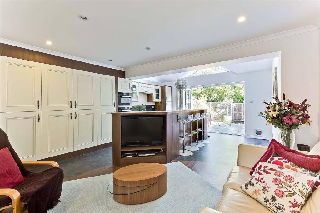 4 bed Mid Terraced House for rent in Weybridge. From APW Lettings - Weybridge 4 bed Mid Terraced House for rent in Weybridge. From APW Lettings - Weybridge