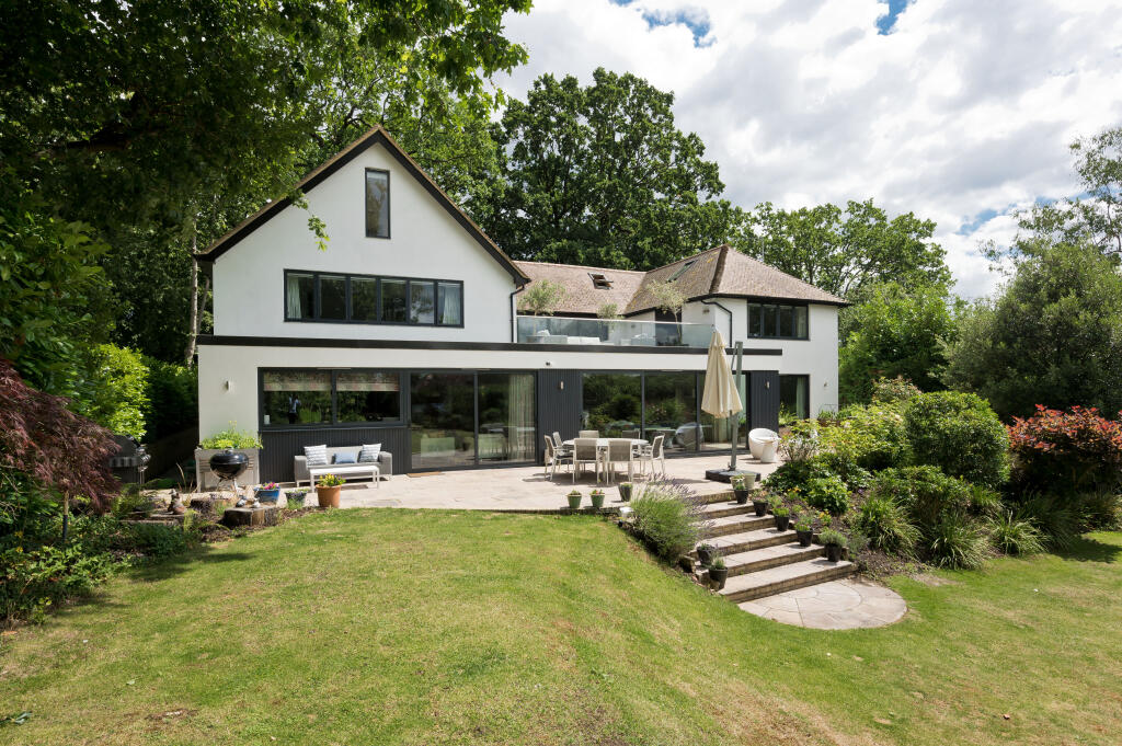5 bed Detached for rent in Weybridge. From APW Lettings - Weybridge 5 bed Detached for rent in Weybridge. From APW Lettings - Weybridge