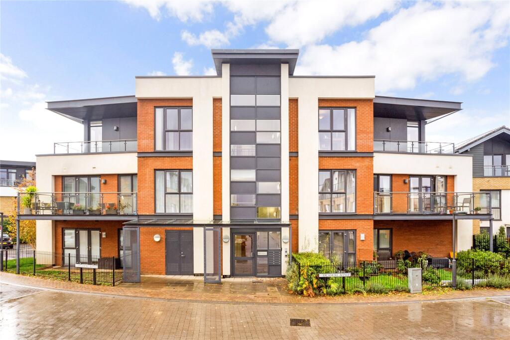 2 bed 1st Floor Flat for rent in Pyle Hill. From APW Lettings - Weybridge