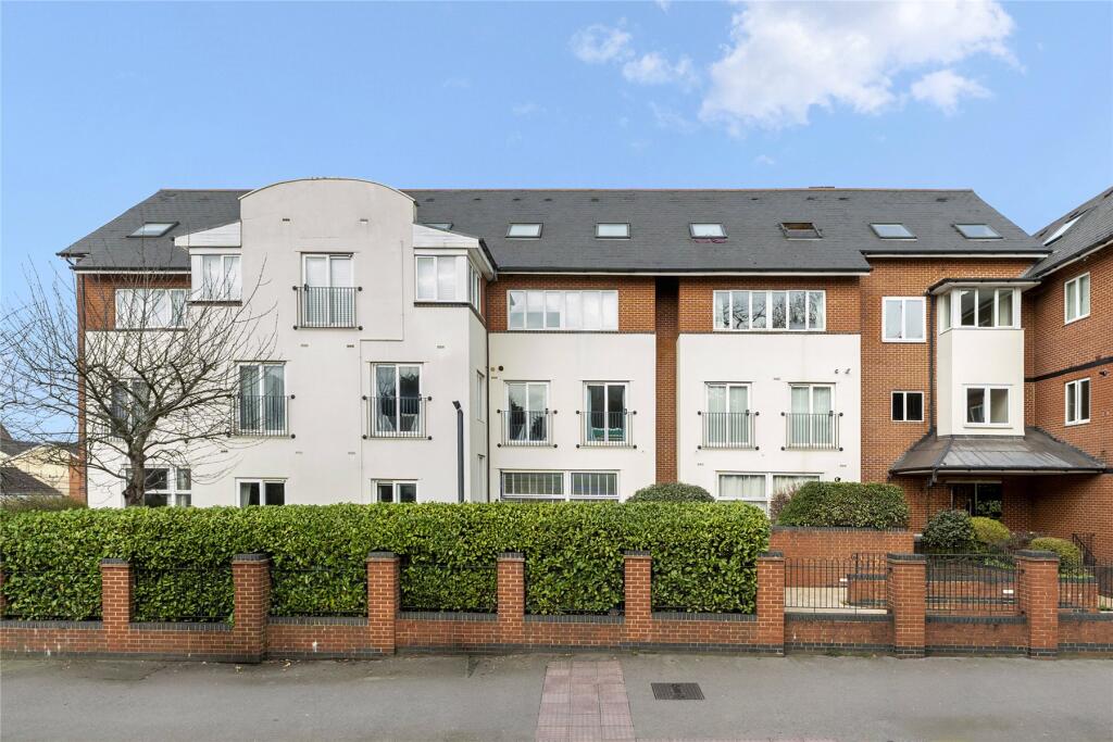 3 bed 1st Floor Flat for rent in Walton-on-Thames. From APW Lettings - Weybridge