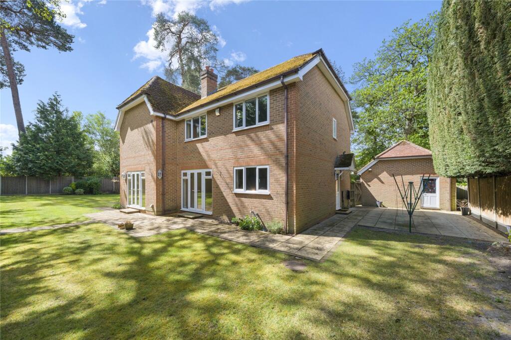 5 bed Detached for rent in Sheerwater. From APW Lettings - Weybridge 5 bed Detached for rent in Sheerwater. From APW Lettings - Weybridge
