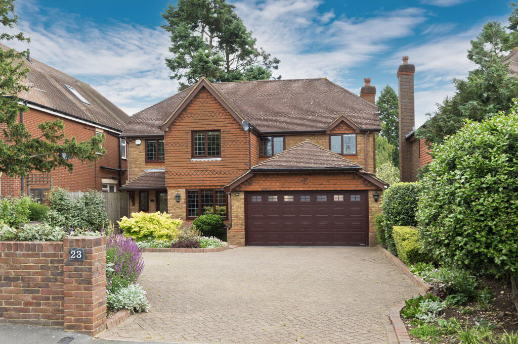 5 bed Detached for rent in Walton-on-Thames. From APW Lettings - Weybridge