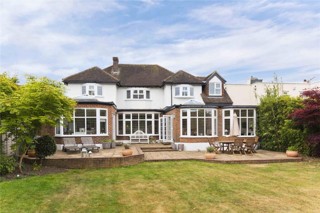 4 bed Detached for rent in Walton-on-Thames. From APW Lettings - Weybridge 4 bed Detached for rent in Walton-on-Thames. From APW Lettings - Weybridge
