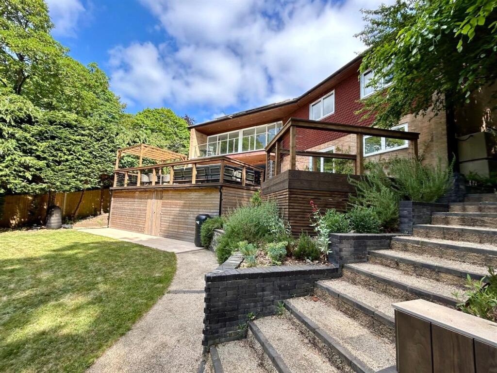 5 bed Detached for rent in Shortheath. From APW Lettings - Weybridge 5 bed Detached for rent in Shortheath. From APW Lettings - Weybridge