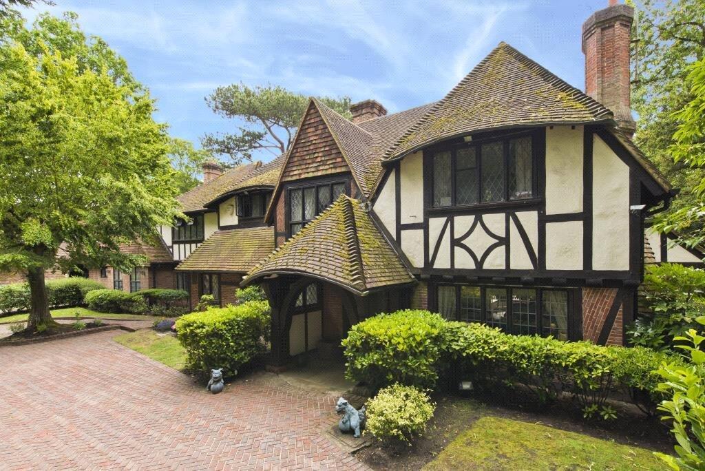 5 bed Detached for rent in Walton-on-Thames. From APW Lettings - Weybridge