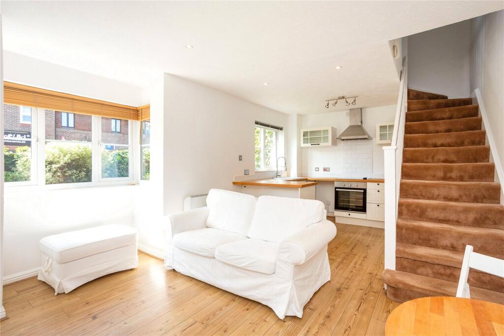 1 bed End of Terrace for rent in Egham. From APW Lettings - Weybridge 1 bed End of Terrace for rent in Egham. From APW Lettings - Weybridge