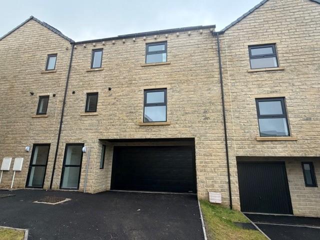 3 bed Town House for rent in Bradford. From Bronte Estate Agents - Queensbury