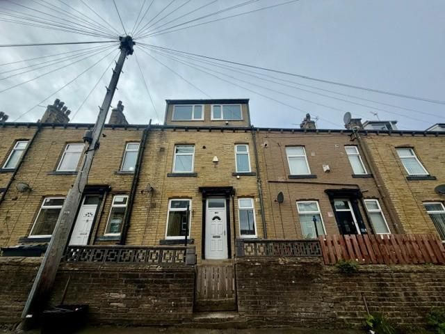 3 bed Mid Terraced House for rent in Halifax. From Bronte Estate Agents - Queensbury