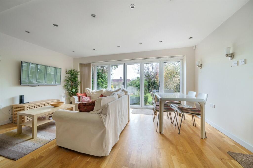 2 bed Semi-Detached House for rent in Barnet. From Hunters - Barnet Lettings