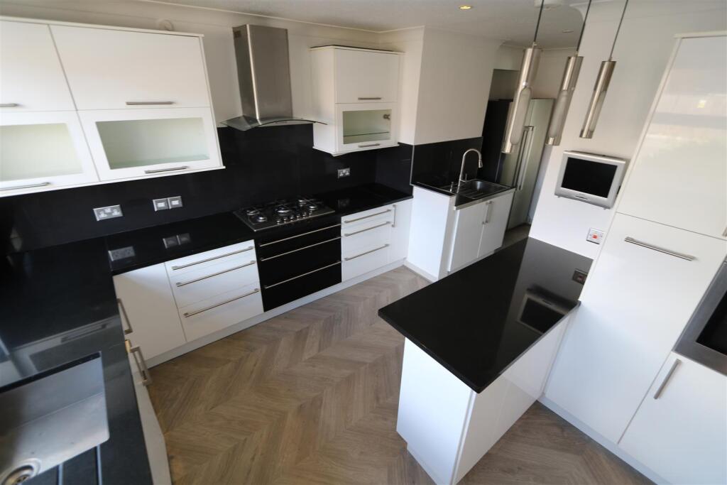 4 bed Detached for rent in New Malden. From Keys Residential Ltd 4 bed Detached for rent in New Malden. From Keys Residential Ltd