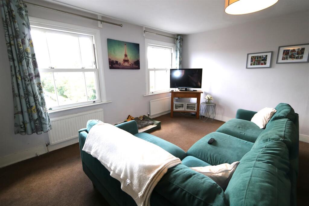 2 bed Apartment for rent in East Molesey. From Keys Residential Ltd 2 bed Apartment for rent in East Molesey. From Keys Residential Ltd