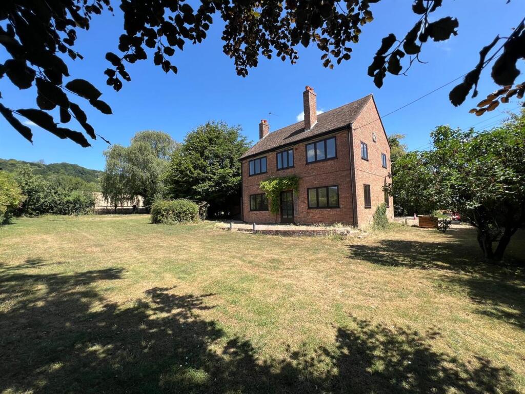 5 bed Cottage for rent in Ryarsh. From Kings Hill Properties - Kings Hill