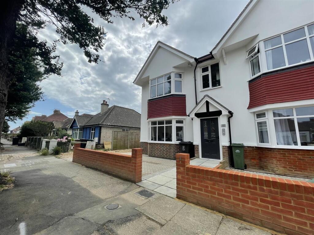 3 bed 1st Floor Flat for rent in Portslade-by-Sea. From Just Lets - Hove 3 bed 1st Floor Flat for rent in Portslade-by-Sea. From Just Lets - Hove