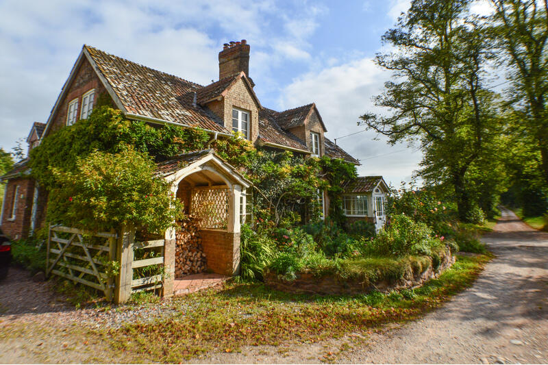 3 bed Cottage for rent in Spaxton. From Linda Saunders Estate Agents - Bridgwater