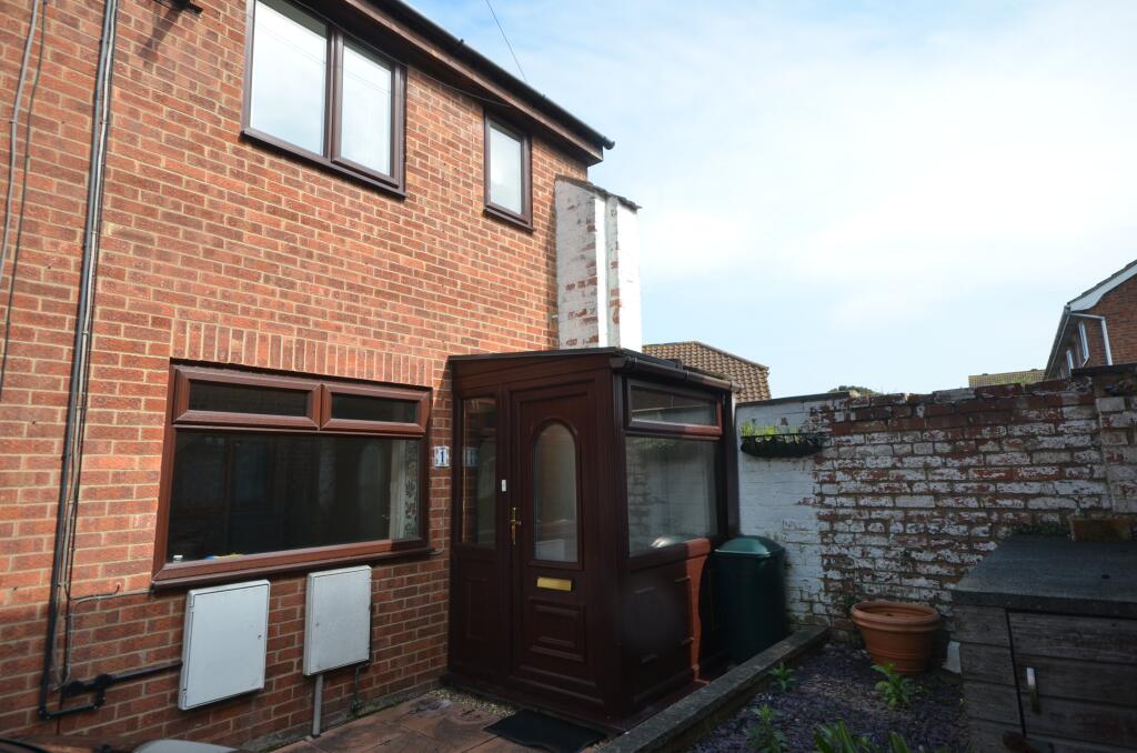 2 bed Mid Terraced House for rent in Louth. From Lovelle Estate Agency - Grimsby