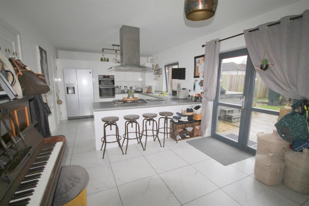 5 bed Mid Terraced House for rent in Bristol. From M Coleman Estate Agents - Downend 5 bed Mid Terraced House for rent in Bristol. From M Coleman Estate Agents - Downend