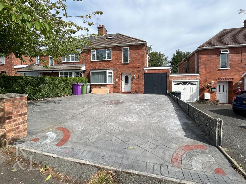 3 bed Detached for rent in Lower Penn. From Royston and Lund - Wolverhampton 3 bed Detached for rent in Lower Penn. From Royston and Lund - Wolverhampton