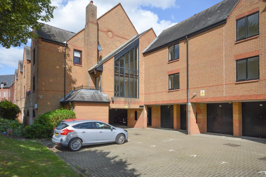 1 bed 1st Floor Flat for rent in Great Dunmow. From Russell Property - Bishop's Stortford