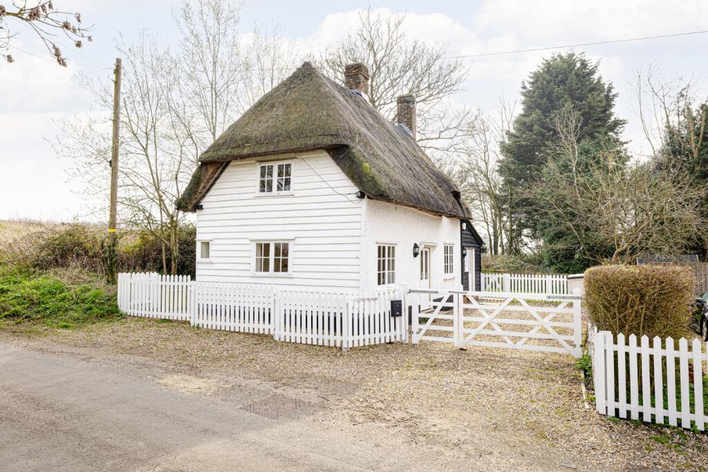 2 bed Cottage for rent in Clapgate. From Russell Property - Bishop's Stortford