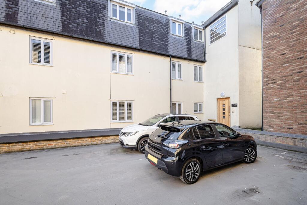 2 bed 1st Floor Flat for rent in Bishop's Stortford. From Russell Property - Bishop's Stortford