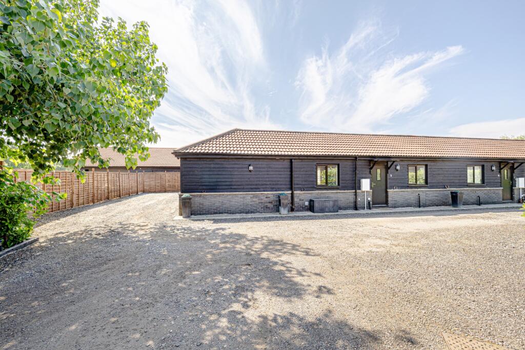 3 bed Bungalow for rent in Stansted Mountfitchet. From Russell Property - Bishop's Stortford 3 bed Bungalow for rent in Stansted Mountfitchet. From Russell Property - Bishop's Stortford