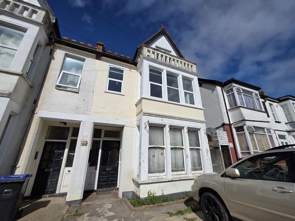 2 bed 1st Floor Flat for rent in Southend-on-Sea. From Crowstone Estates - Westcliff-On-Sea