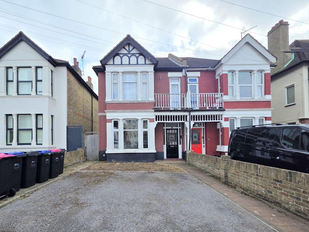 2 bed 1st Floor Flat for rent in Southend-on-Sea. From Crowstone Estates - Westcliff-On-Sea