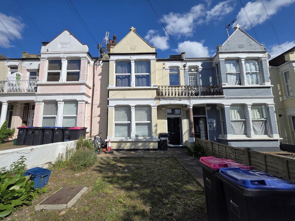4 bed Studio for rent in Southend-on-Sea. From Crowstone Estates - Westcliff-On-Sea