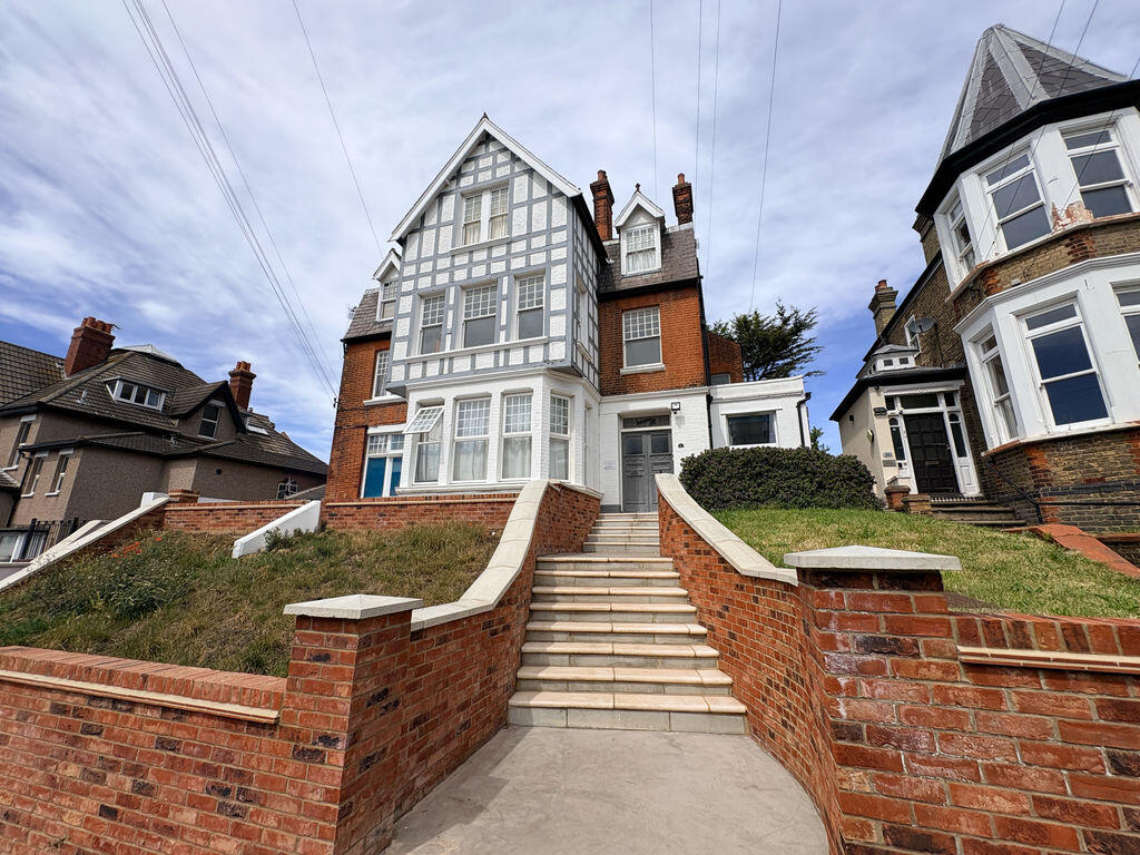 1 bed 1st Floor Flat for rent in Southend-on-Sea. From Crowstone Estates - Westcliff-On-Sea