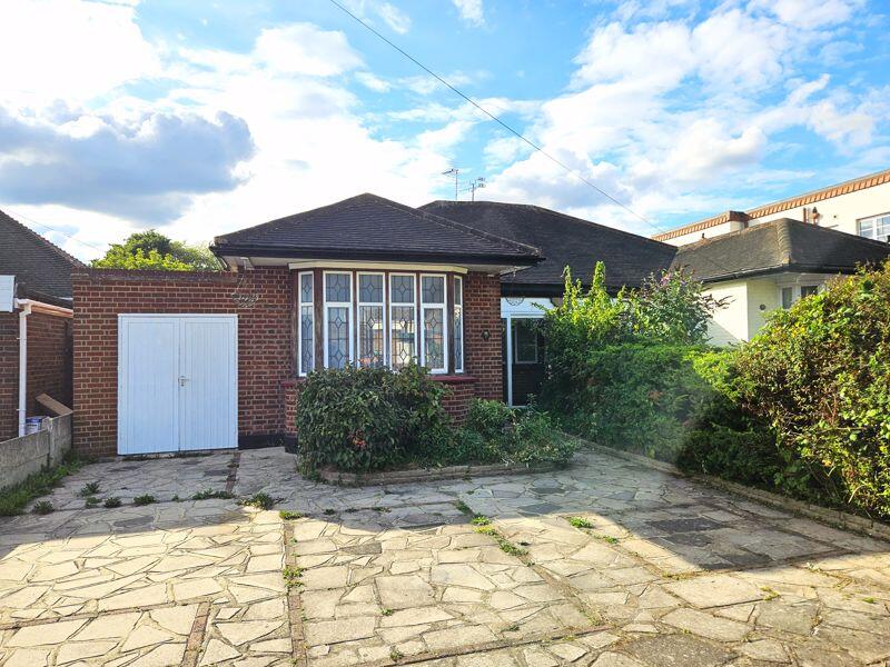 3 bed Semi-detached bungalow for rent in Southend-on-Sea. From Crowstone Estates - Westcliff-On-Sea