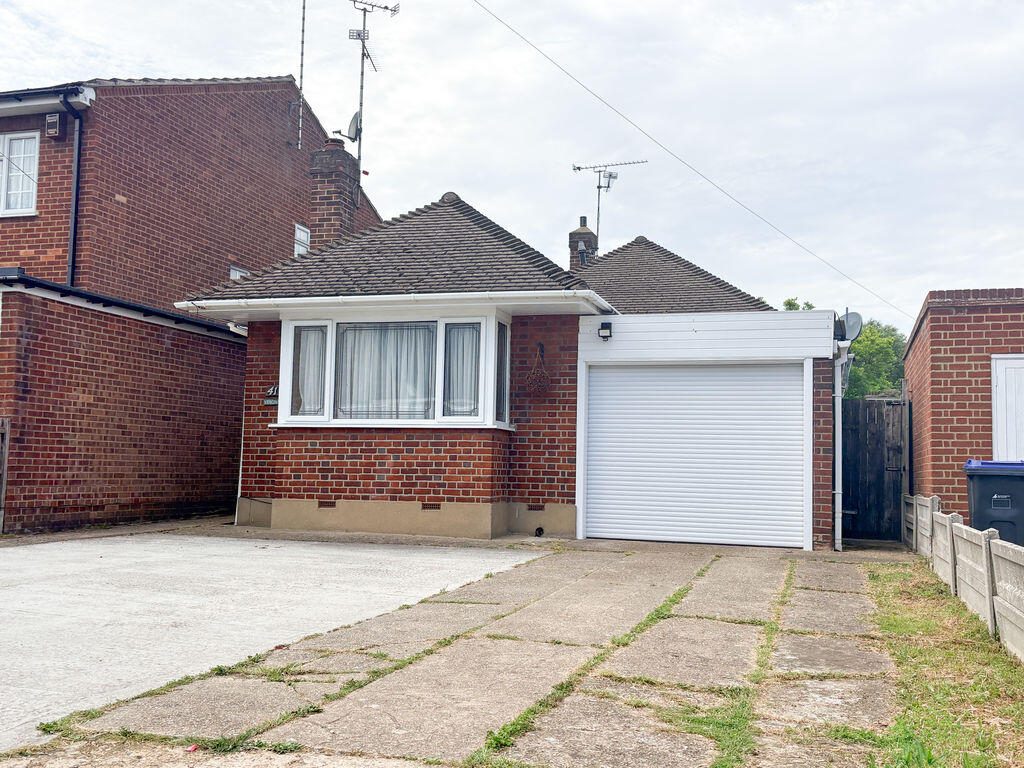 2 bed Detached bungalow for rent in Southend-on-Sea. From Crowstone Estates - Westcliff-On-Sea