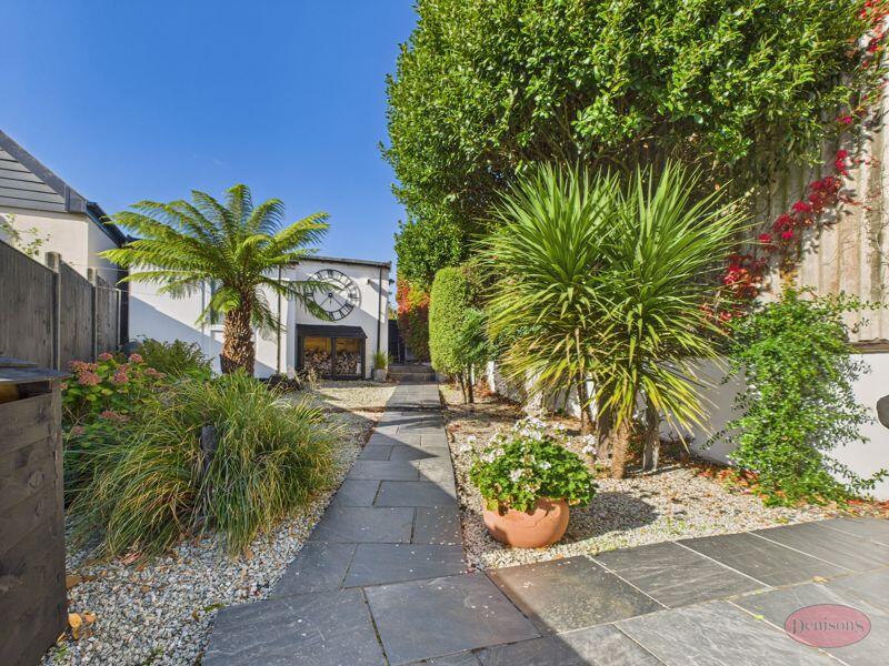 3 bed Detached for rent in Lymington. From Denisons Estate Agents - Christchurch 3 bed Detached for rent in Lymington. From Denisons Estate Agents - Christchurch