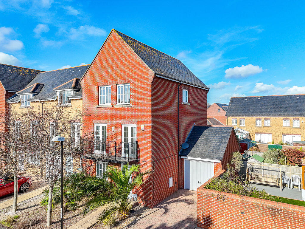 4 bed Town House for rent in Winkton. From Denisons Estate Agents - Christchurch 4 bed Town House for rent in Winkton. From Denisons Estate Agents - Christchurch