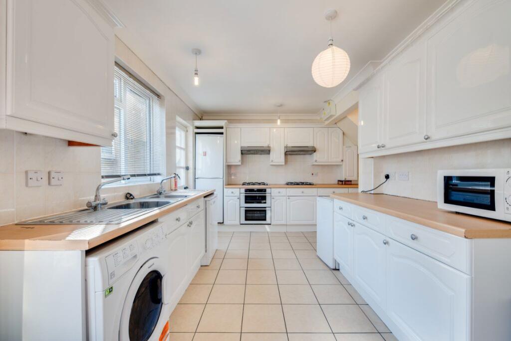 5 bed Detached for rent in Canterbury. From Leydon Lettings