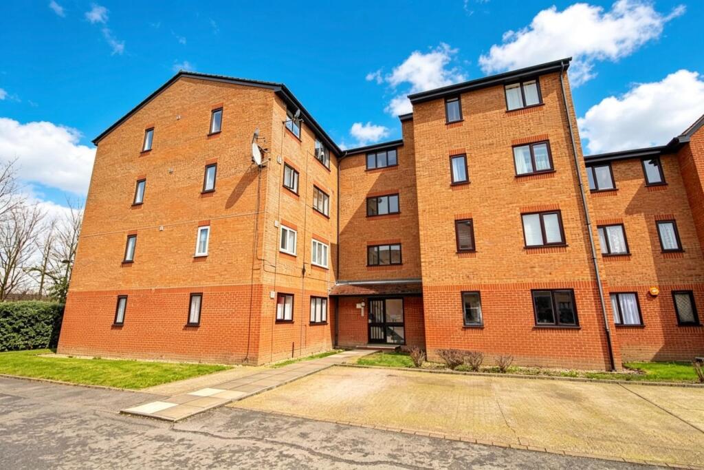 4 bed Studio for rent in Edmonton. From Target Property - Edmonton