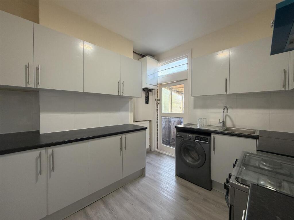 3 bed Apartment for rent in Friern Barnet. From Target Property - Edmonton