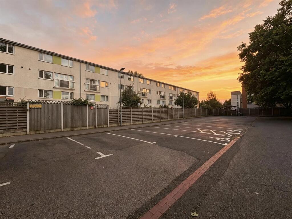 2 bed 1st Floor Flat for rent in Waltham Cross. From Target Property - Edmonton