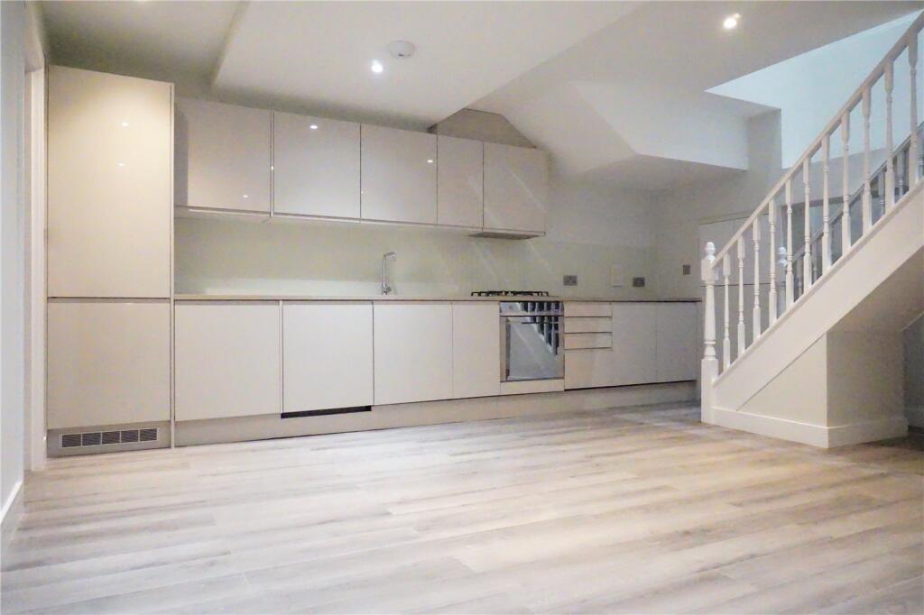 3 bed Apartment for rent in London. From Drivers & Norris - Islington - Sales