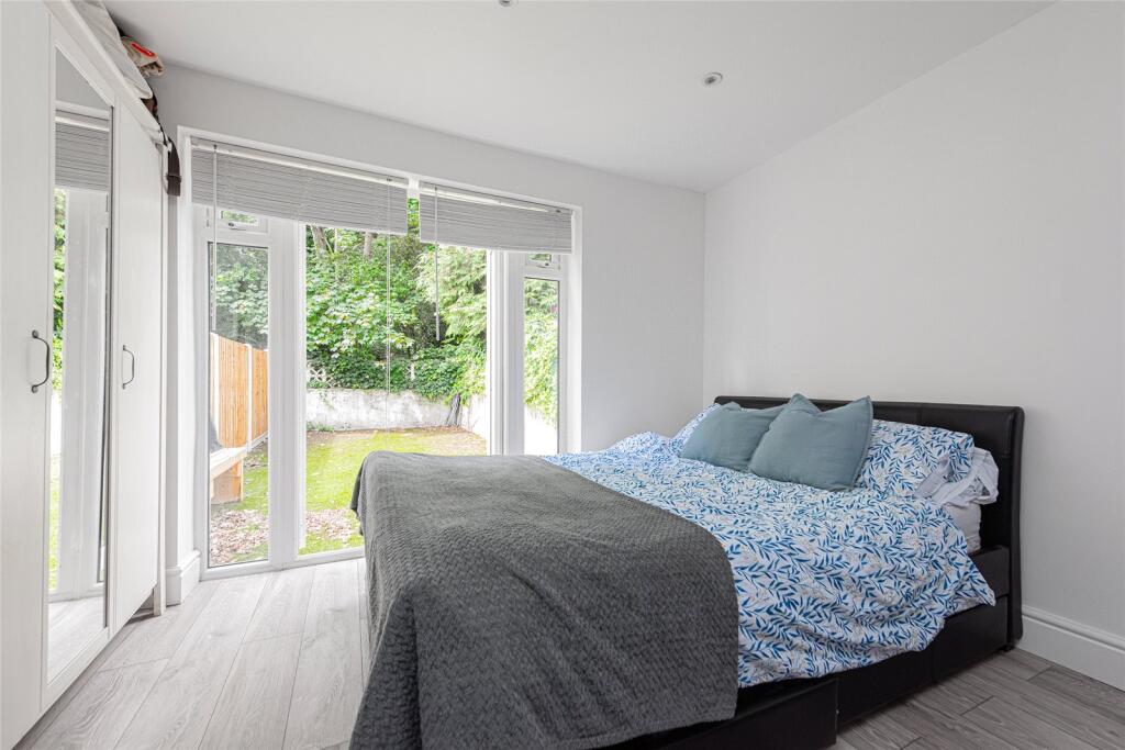 4 bed Apartment for rent in London. From Drivers & Norris - Islington - Sales