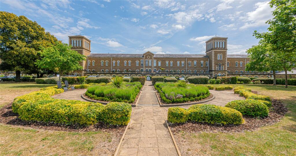 3 bed Duplex for rent in Friern Barnet. From Drivers & Norris - Islington - Sales